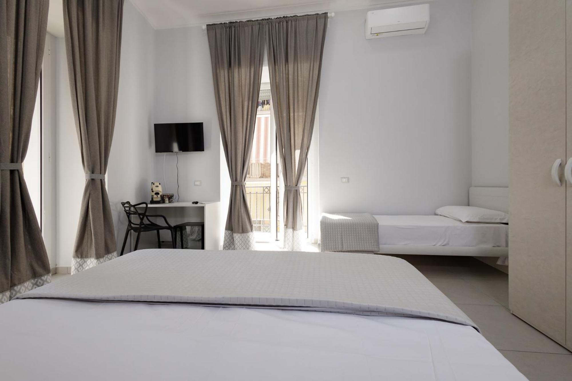 Caroline'S House Hotel Napoli Bagian luar foto