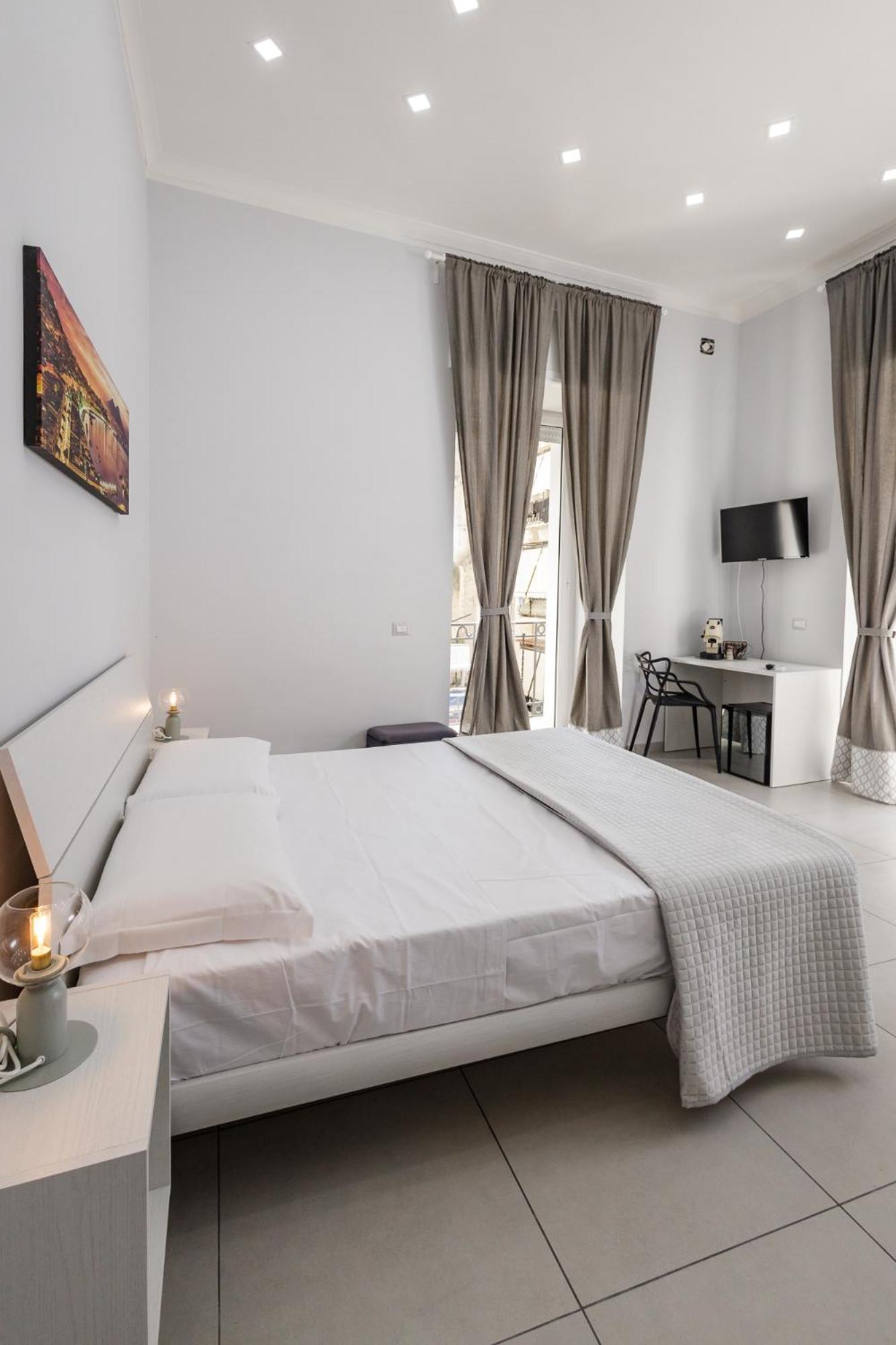Caroline'S House Hotel Napoli Bagian luar foto