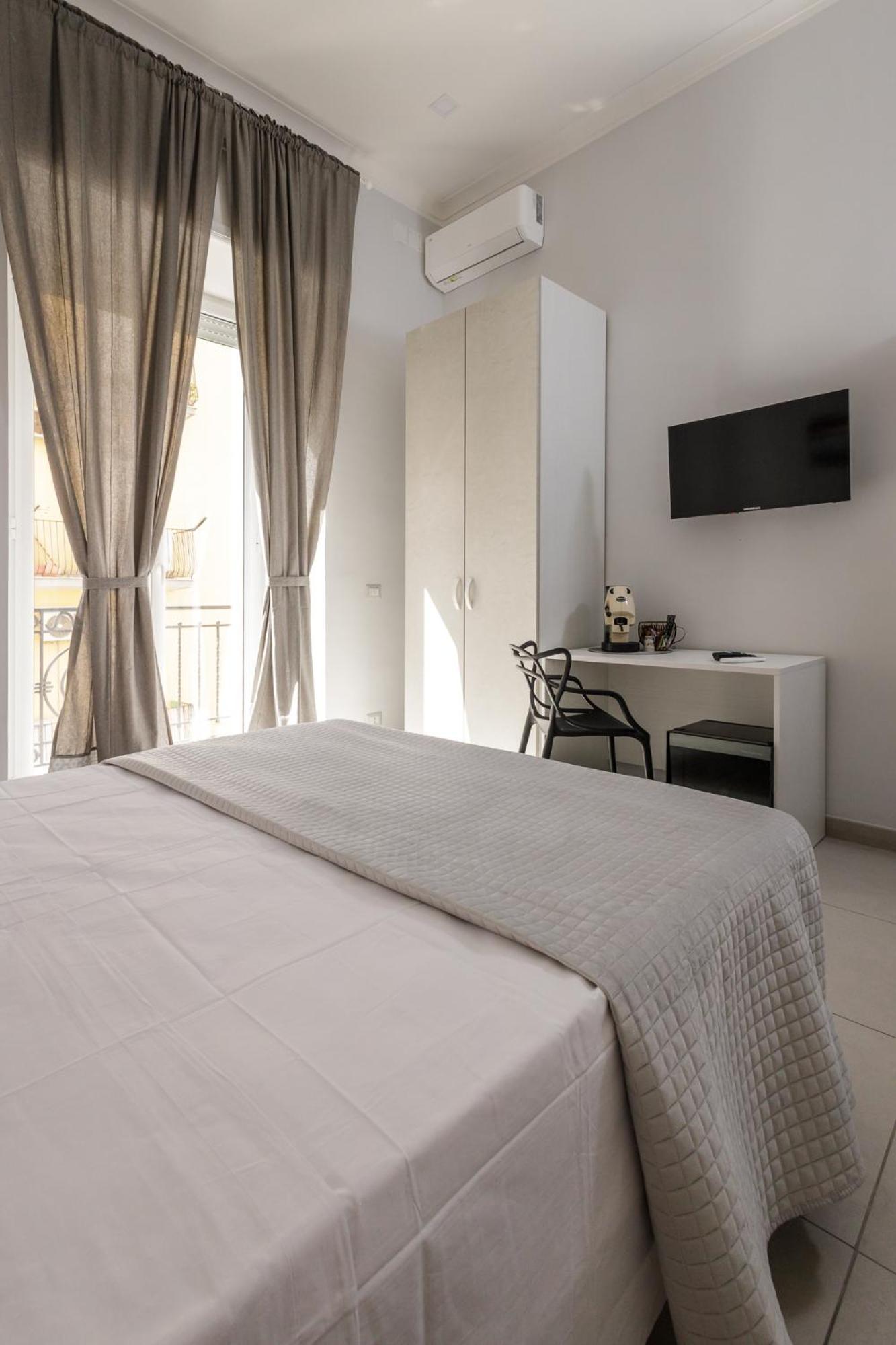 Caroline'S House Hotel Napoli Bagian luar foto
