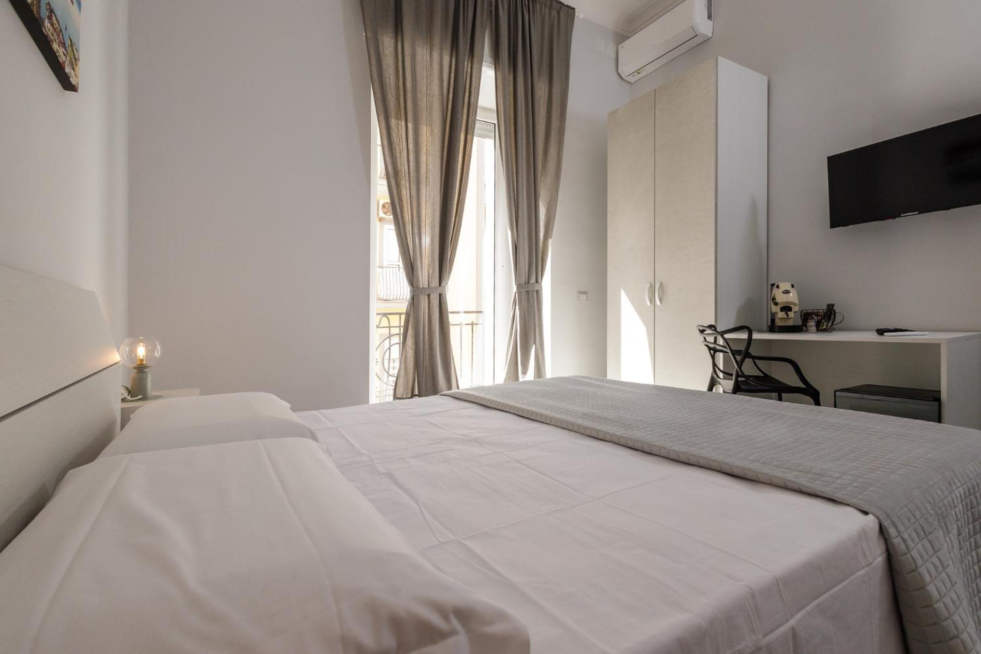 Caroline'S House Hotel Napoli Bagian luar foto