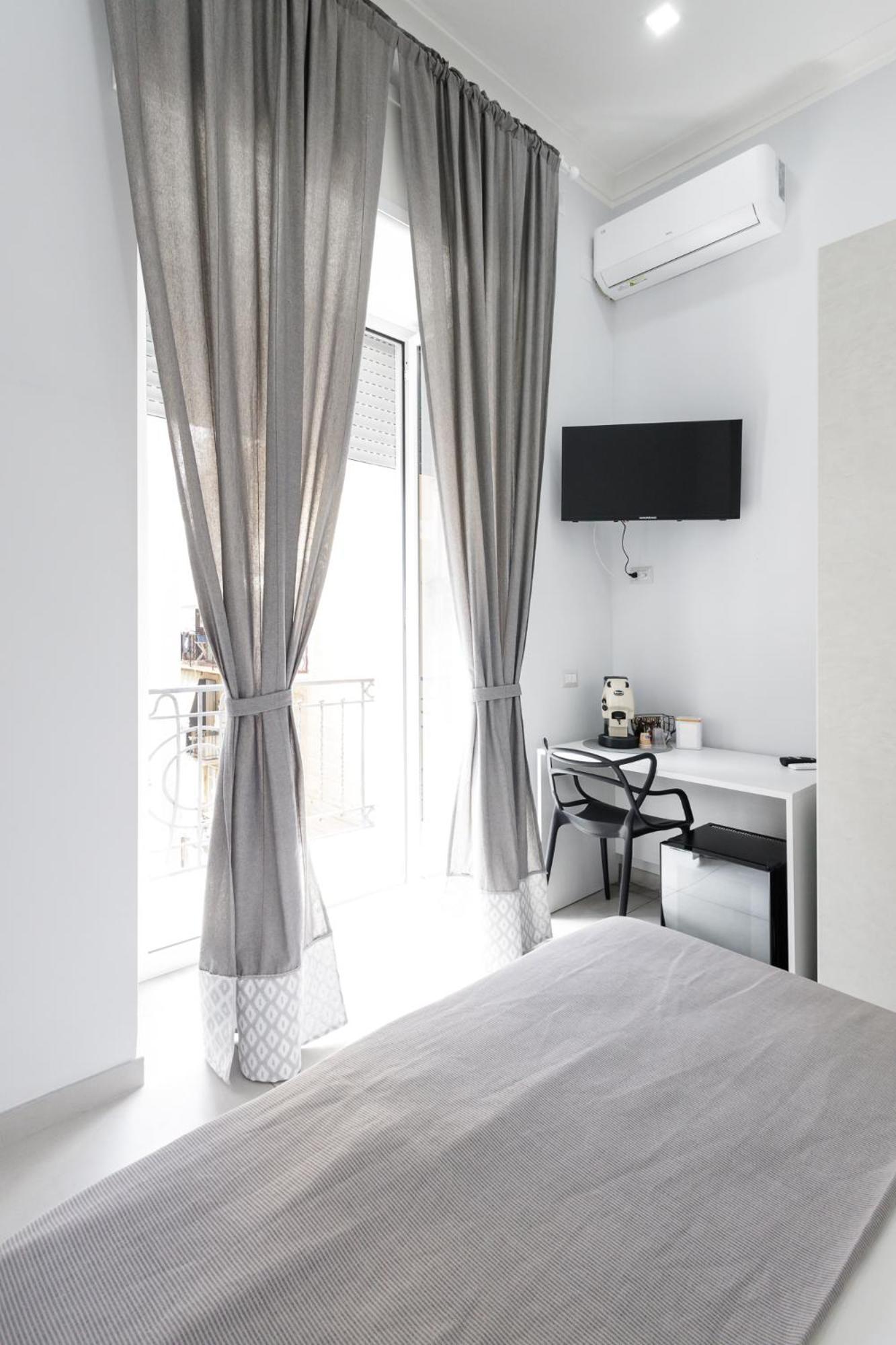 Caroline'S House Hotel Napoli Bagian luar foto